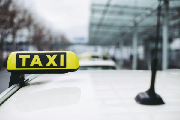 Hailing the Best: How to Choose the Right Airport Cab Service for Your Needs