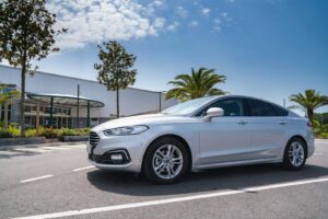 Read more about the article The Ultimate Guide to Choosing the Best Airport Transfer Service: What You Need to Know