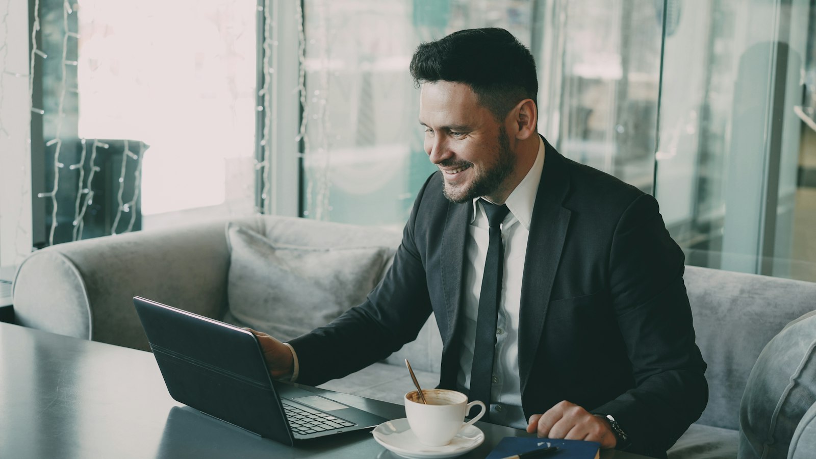 You are currently viewing Maximize Your Efficiency: Top 10 Business Travel Tips for Professionals